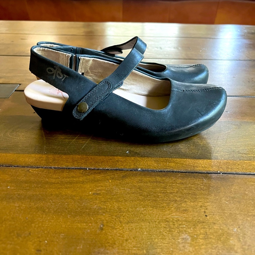 OTOT small heel sling back black shoes